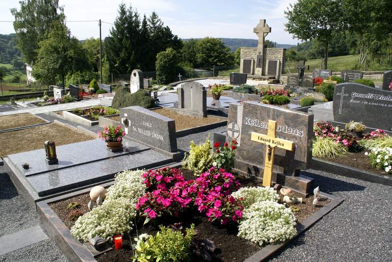 Unser Friedhof wird verschoenert 2008 Bild Nr.022